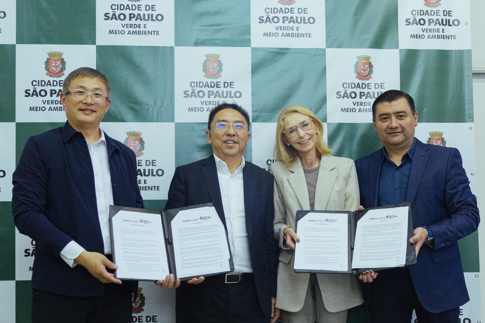 foto do secretário municipal do Verde e do Meio Ambiente, Rodrigo Ashiuchi, na presença da secretária municipal de Relações Internacionais, Angela Gandra; do vice-secretário do Comitê de Trabalho da Nova Área de Tianfu, Chen Lizhang; do membro do Conselho do RCPCI, Zhenxin Liu