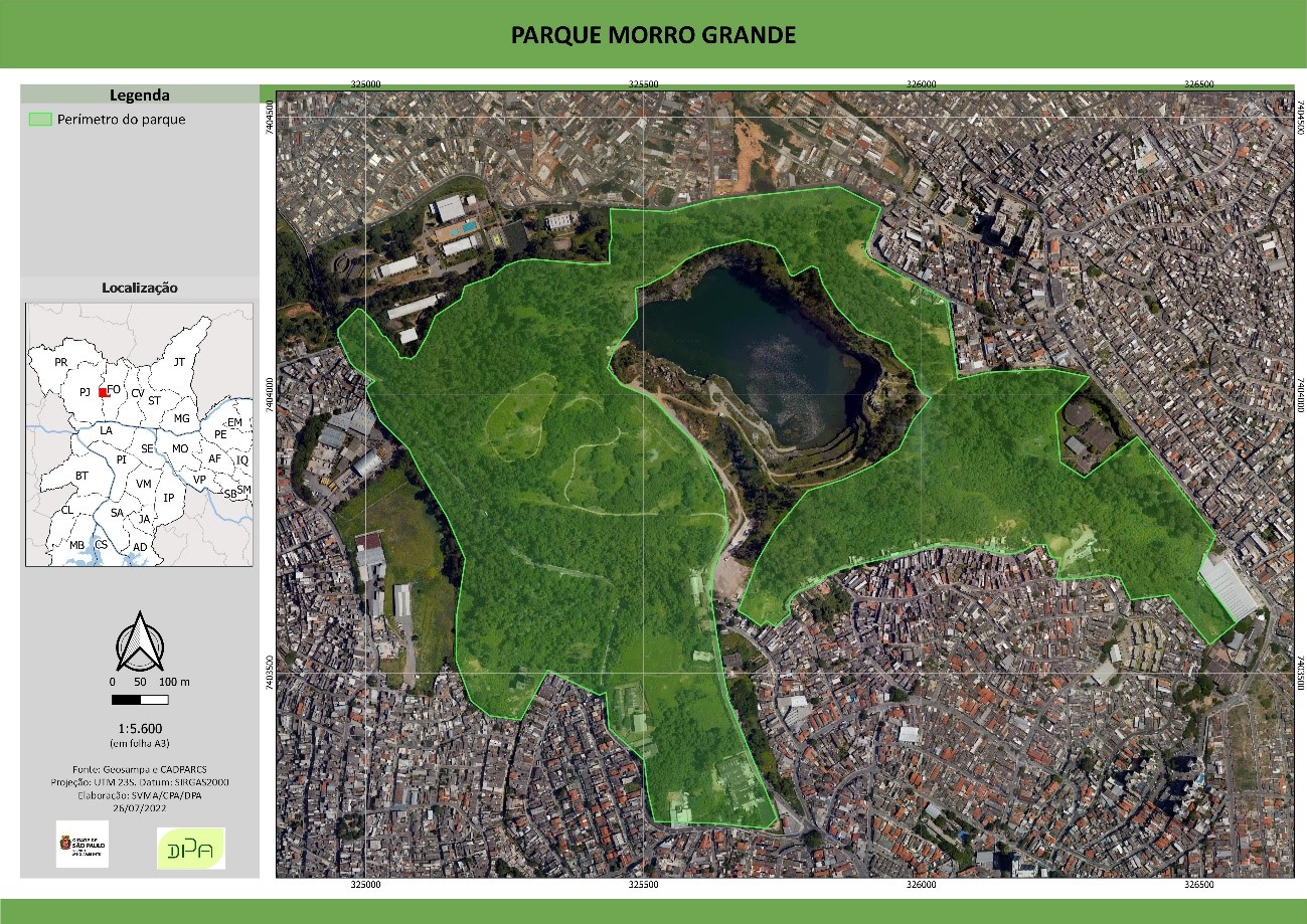 Mapa do Parque Morro Grande, na zona noroeste de São Paulo. O perímetro do parque está destacado em verde, com áreas de mata e um grande lago ao norte. O entorno é formado por bairros densamente ocupados. No canto esquerdo, há uma legenda e um mapa menor indicando a localização do parque no estado. A parte inferior traz escala gráfica, data (26/07/2022) e logos da Prefeitura de São Paulo e da SVMA.