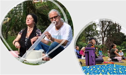 Imagem com duas cenas de meditação sonora ao ar livre: à esquerda, um casal toca instrumentos; à direita, pessoas participam de uma atividade em grupo, sentadas em um jardim.