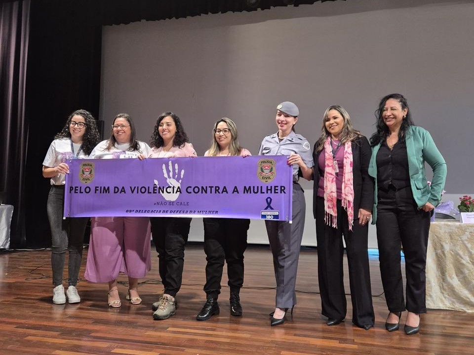 Mulheres reunidas durante o seminário de enfrentamento à violência de gênero