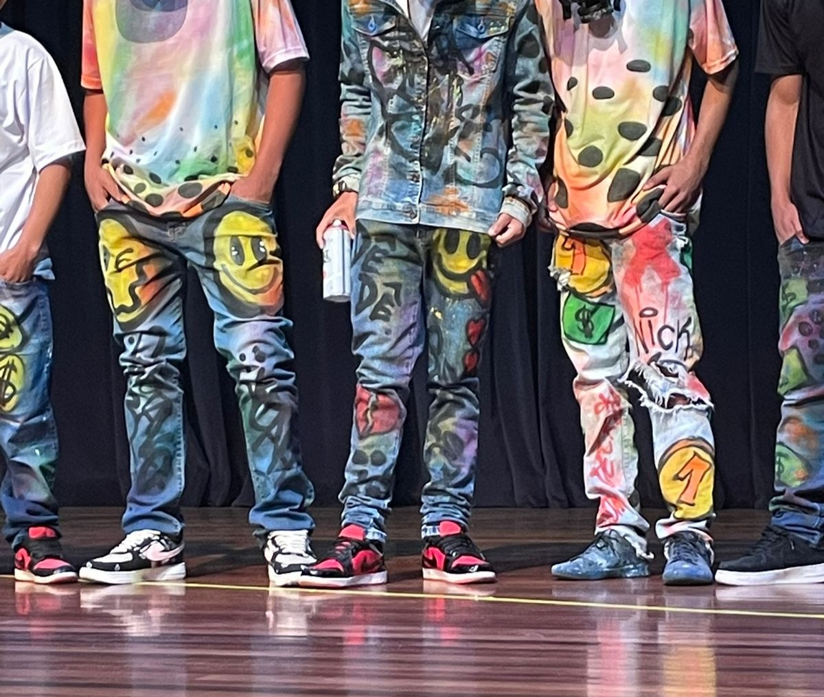Adolescentes do MSE mostram as roupas personalizadas com grafites - Foto: Sophia Garcia/SMADS