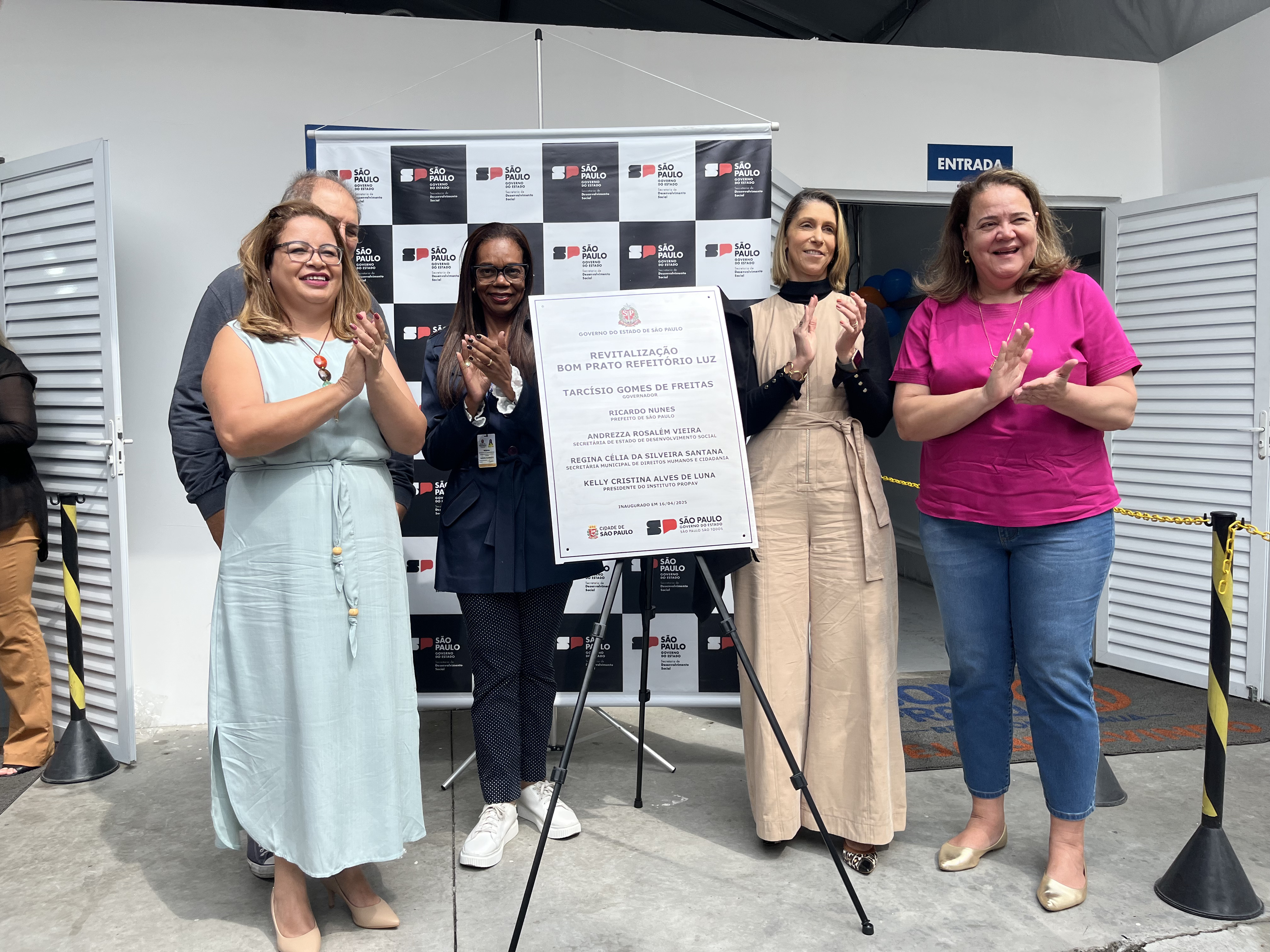 Secretária Regina Santana ao lado da secretária de desenvolvimento social do Estado, Andrezza Rosalem