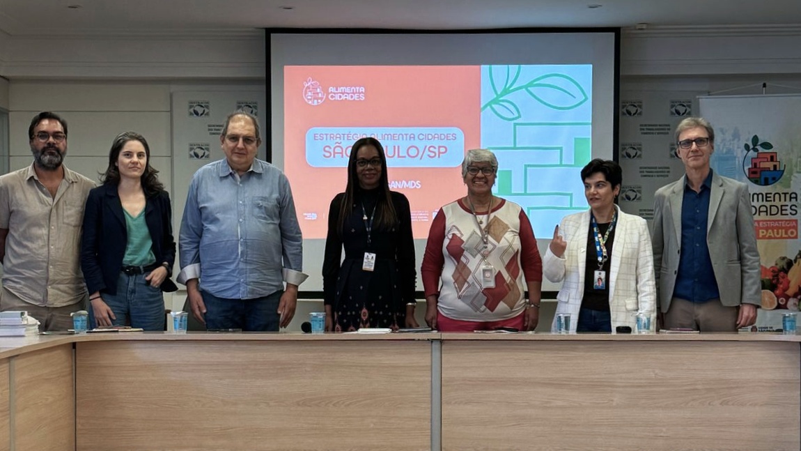 Secretária Regina Santana no centro, ao lado do secretário de Segurança Alimentar Carlos Fernandes e representantes do poder público, da sociedade civil e de instituições parceiras
