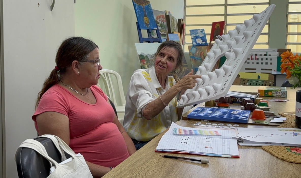 Vera Consorte, de 80 anos, é voluntária e dá reforço escolar de Português Maria Antônia, é aluna da Oficina e migrante nordestina
