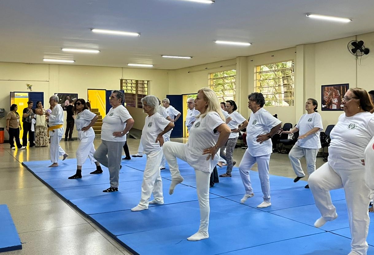 Idosos em atividade de kung fu no Polo Cultural da Terceira Idade
