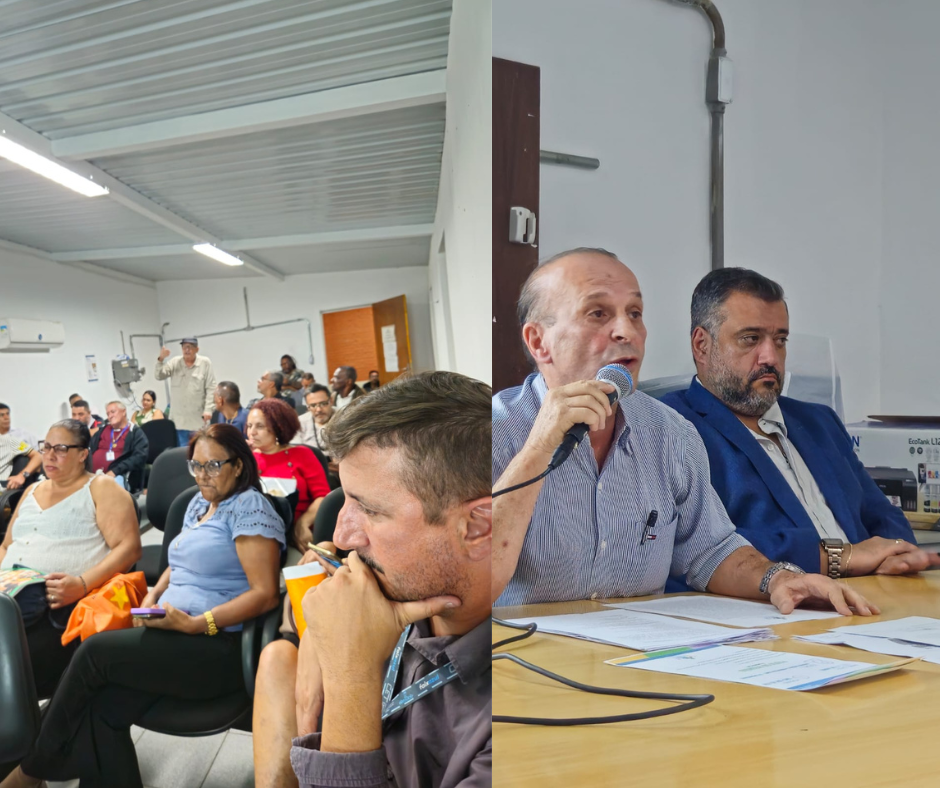 A imagem é dividida em duas partes:  Lado esquerdo: mostra um auditório simples cheio de pessoas sentadas em cadeiras pretas, prestando atenção ao que acontece na frente da sala. As pessoas são adultas. Há uma sensação de concentração e seriedade no ambiente. No fundo da sala, um homem em pé está falando.  Lado direito: mostra uma mesa com doishomens sentados. O homem à esquerda  está falando ao microfone, enquanto o outro escuta. À frente deles, há diversos papéis sobre a mesa. O homem que fala tem cabelos ralos e veste uma camisa listrada clara; o homem à direita usa terno azul, está sério e atento.  A imagem transmite o clima de uma reunião comunitária, com participação ativa do público e representantes à mesa.