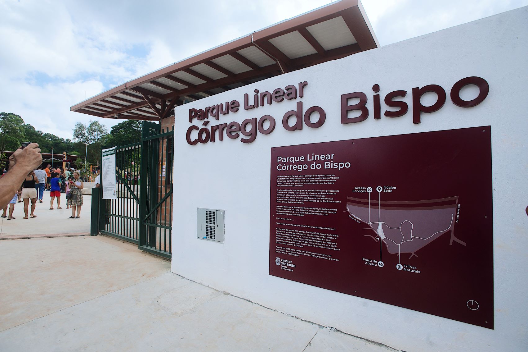 Entrada do Parque com placa identificando o Parque Linear Corrego do Bispo com um mapa da área