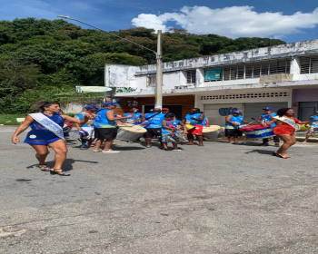 passistas e bateria durante CONCENTRAÇÃO DA ESCOLA DE SAMBA PRINCIPE NEGRO no carnaval de 2024