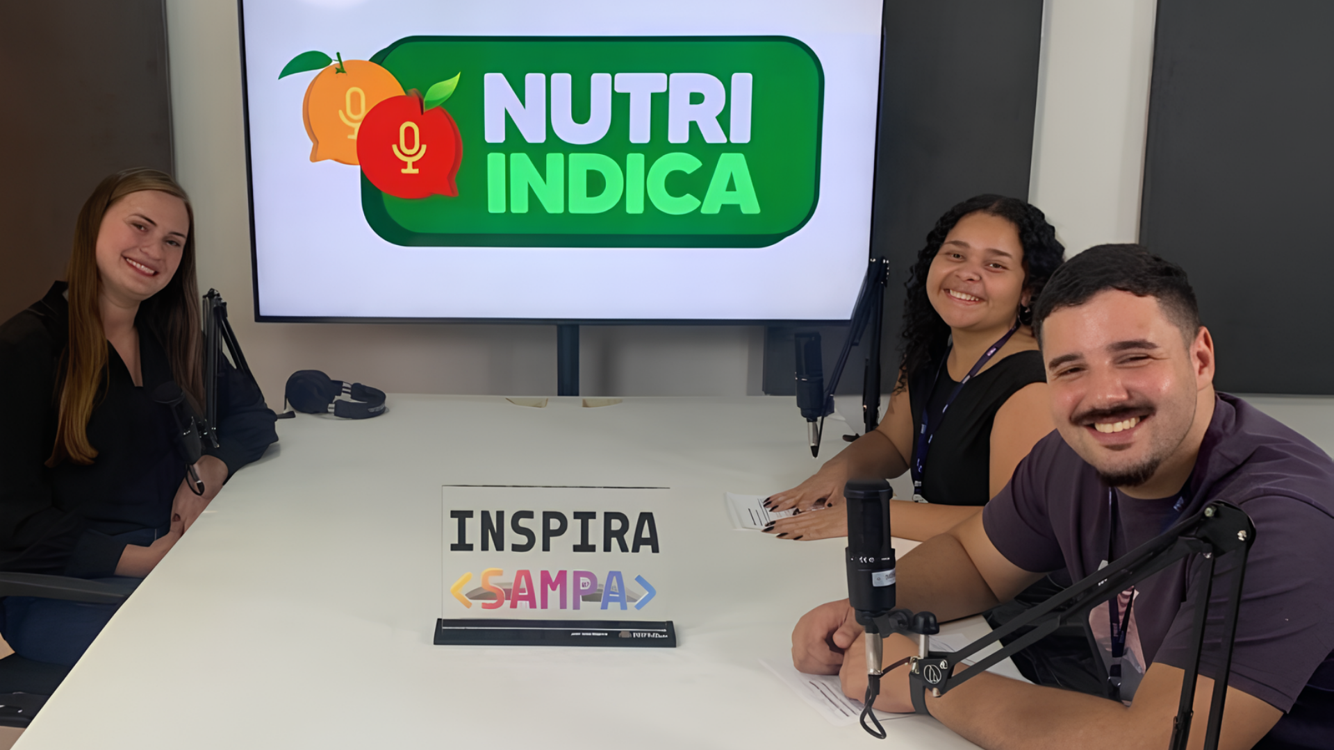 Danielle Castro (esquerda) com os apresentadores Amanda Ribeiro e Giuseppe Capaldi (direita)