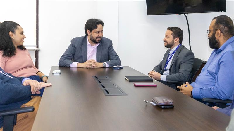 Foto do Presidente da SPDA, Hélio Rubens de Oliveira Mendes, do Controlador Geral do Município de São Paulo, Daniel Falcão, em reunião para firmar acordo de cooperação referente ao Programa de Integridade e Governança Estatal (PIGE)