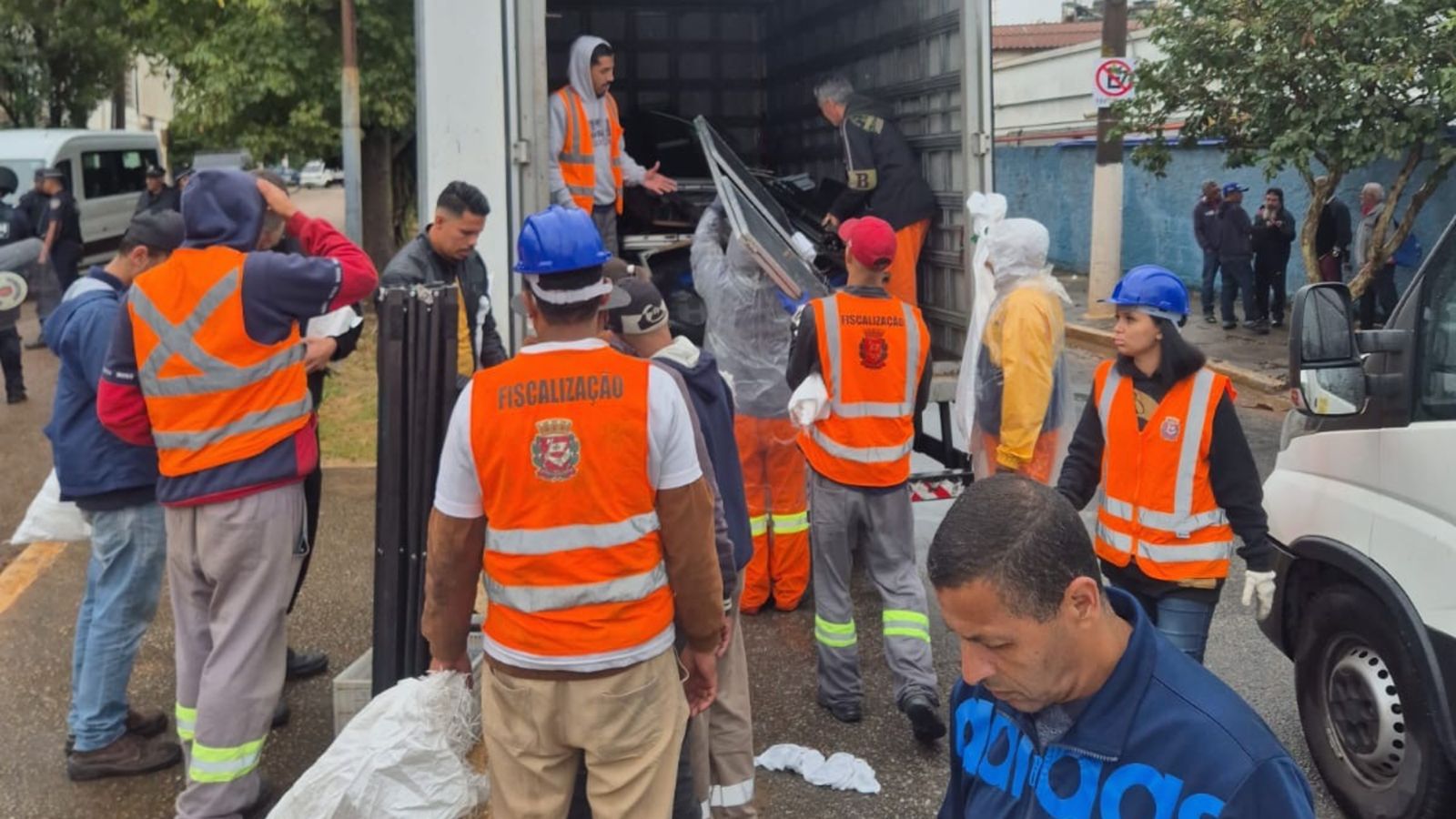 Fiscais da prefeitura de São Paulo realizando a operação de apreensão de produtos irregulares da Feira do Rolo.