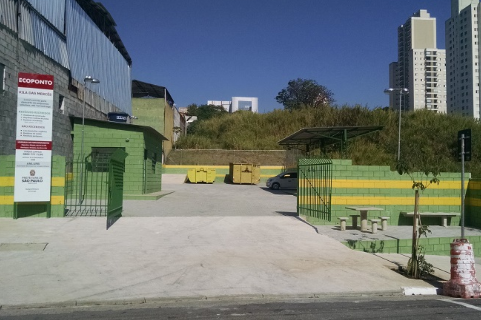 Ecoponto verde e amarelo localizado no Ipiranga.