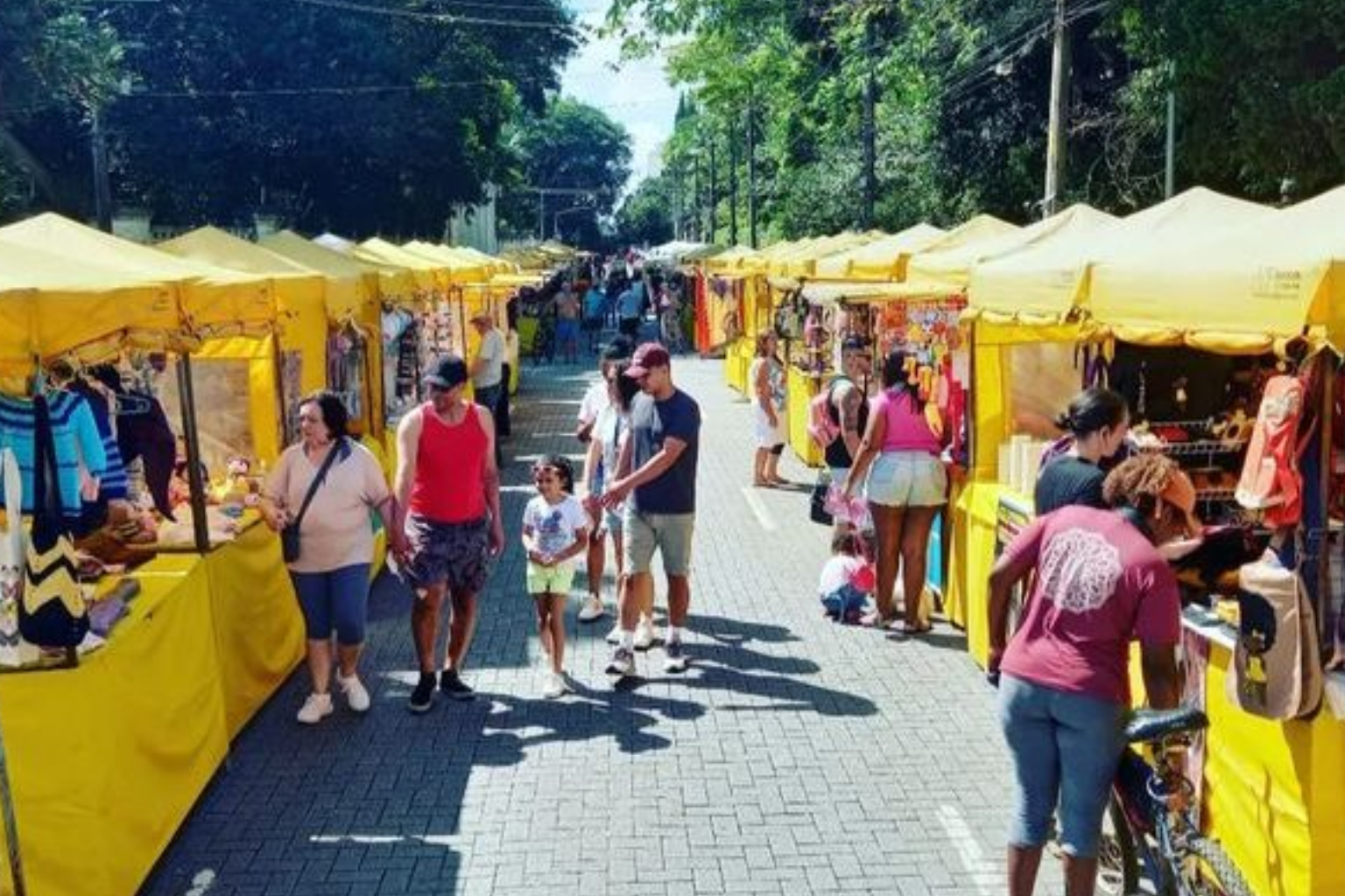Barracas amarelas diversas da feira dos Patriotas