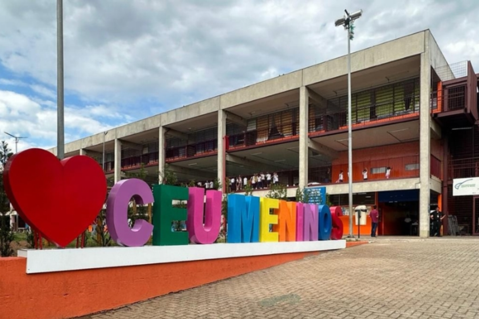 Imagem da fachada CEU Meninos em letras coloridas 