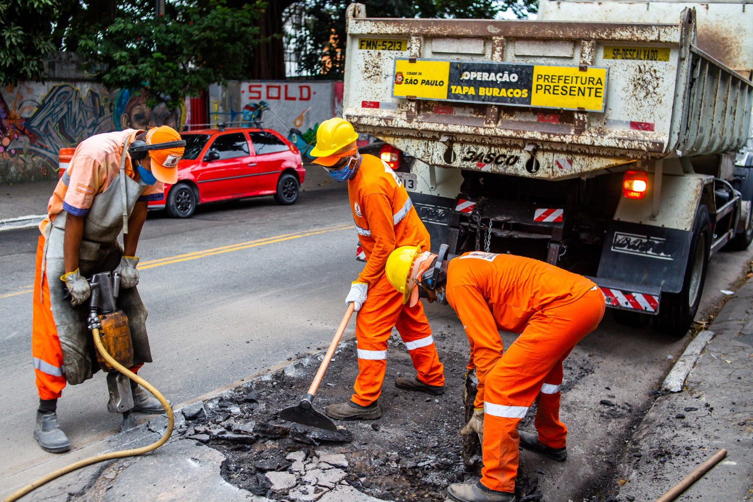 Funcionários da Prefeitura realizando a operação Tapa-Buraco.