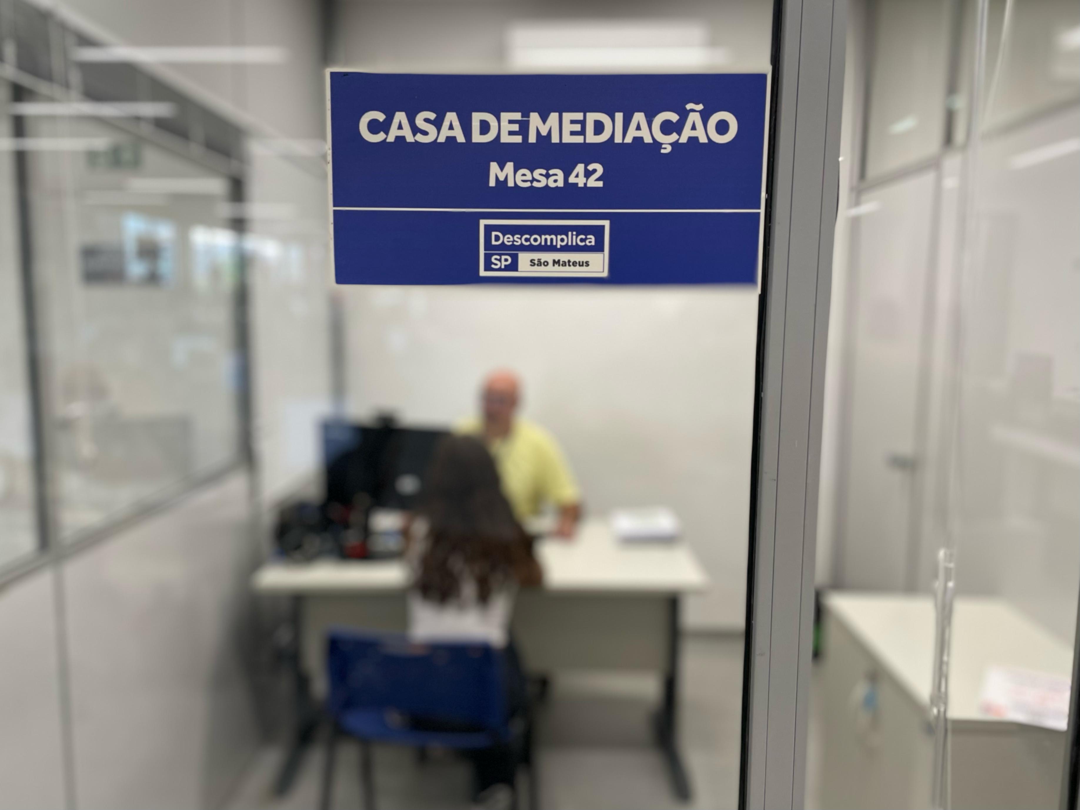 #PraCegoVer: Imagem mostra uma placa onde se lê: