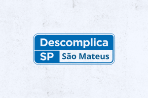 Logo do programa Descomplica SP São Mateus, em azul e branco, sobre fundo claro.