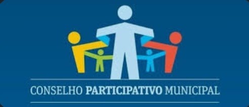 Logotipo do Conselho Participativo Municipal em fundo azul. A imagem apresenta figuras estilizadas coloridas representando a participação da comunidade, posicionadas ao redor de uma figura central maior. Na parte inferior, aparece o texto “CONSELHO PARTICIPATIVO MUNICIPAL” em letras brancas.