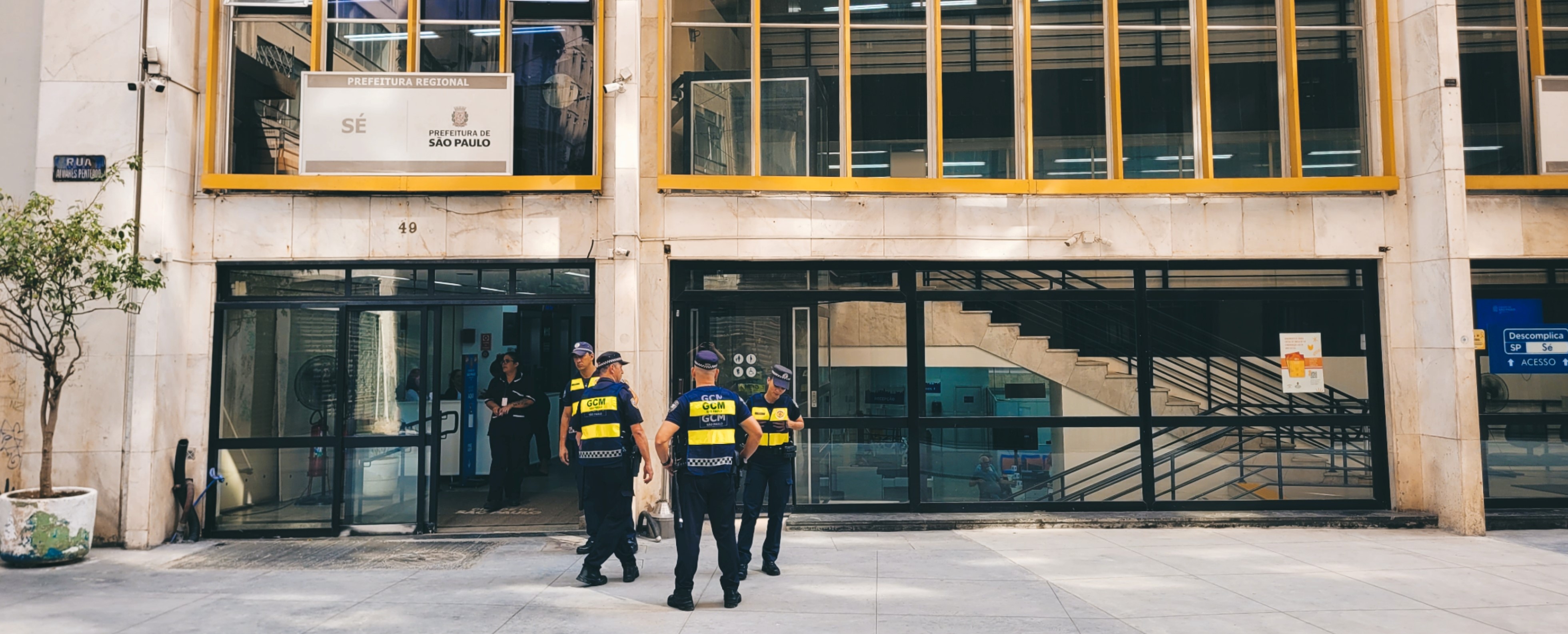 4 funcionários da GCM de guarda em frente a Subprefeitura Sé