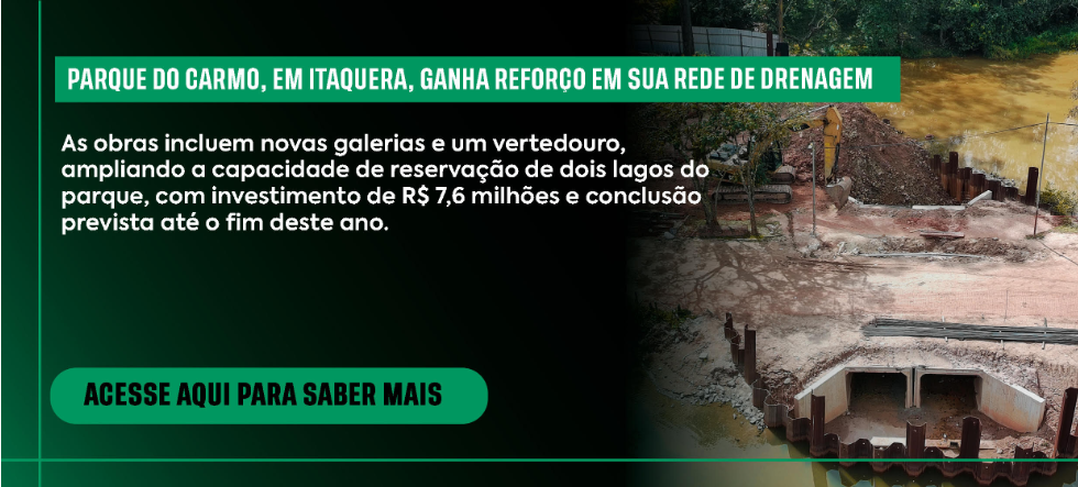 Fotografia aérea em ângulo inclinado mostrando uma obra de drenagem em andamento no Parque do Carmo, em Itaquera, São Paulo. Do lado esquerdo, sobre um fundo verde-escuro, há um painel informativo com texto em branco e verde-claro. O título diz: