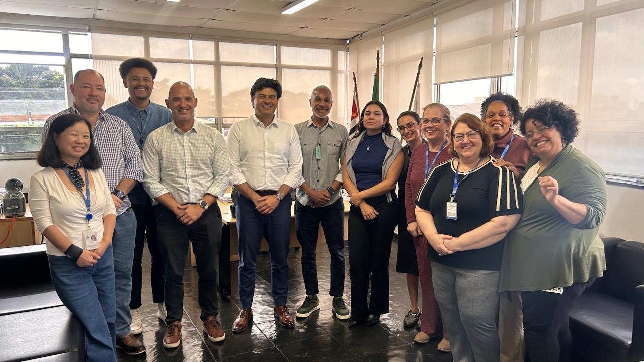 Representantes da Subprefeitura Jabaquara e da Controladoria Geral do Município (CGM) durante visita técnica realizada em 7 de outubro de 2026, no Gabinete do Subprefeito. Participaram do encontro: Roberto Bonilha, Willian Melo Bezerra, Renata Santos Camargo Ferreira, Ana Paula Roque de Sousa, Caio Felipe da Silva, Sandro Octaviani, Maurício Fonseca Bousi, Michele Santana dos Santos, Everson Luis de Almeida, Vera Lage Barizon Ferrari, Ana Carolina Felix Cavalcante, Wanda Marques da Silva, Marcelo Henrique de Oliveira Lúcio, Sônia Yuki Miyamoto e os auditores da CGM, Eduardo Fernandes Pinto e Paulo Henrique Ferreira Chiaratti.