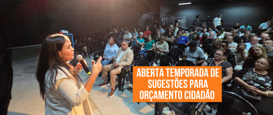 A imagem mostra uma palestrante mulher em pé à esquerda falando ao microfone para um público de cerca de 80 pessoas sentadas em fileiras de cadeiras pretas em um salão  com uma grande sobreposição de texto laranja à direita anunciando 