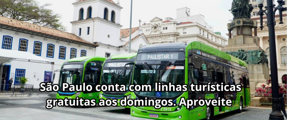 A imagem mostra três ônibus elétricos de turismo, na cor verde,  parados  no Pátio do Colégio . Acima dos para-brisas dos ônibus, estão escritos oo nomes das linhas PULISTAR. Ao fundo, é possível ver construções históricas e  uma igreja de fachada branca e janelas azuis. À direita, há um monumento de pedra com esculturas. No centro da imagem, há um texto em português que diz: 