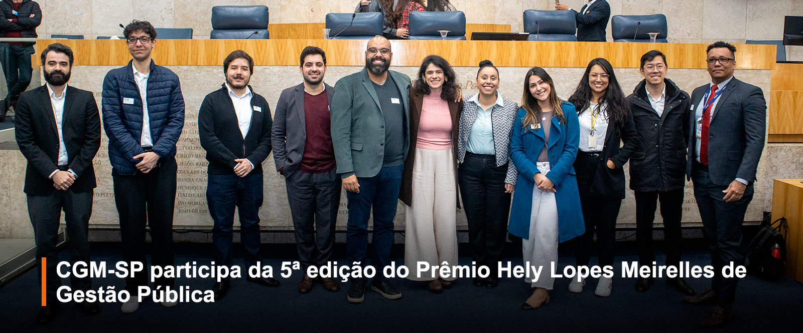 Foto posada com 12 pessoas, 7 homens e 5 mulheres