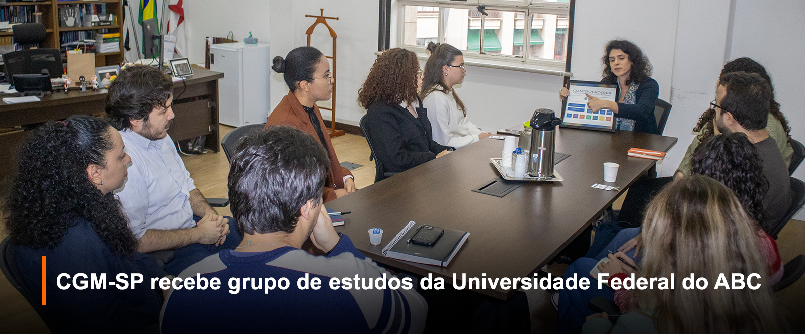 Registro do encontro do grupo de estudos no gabinete da controladoria