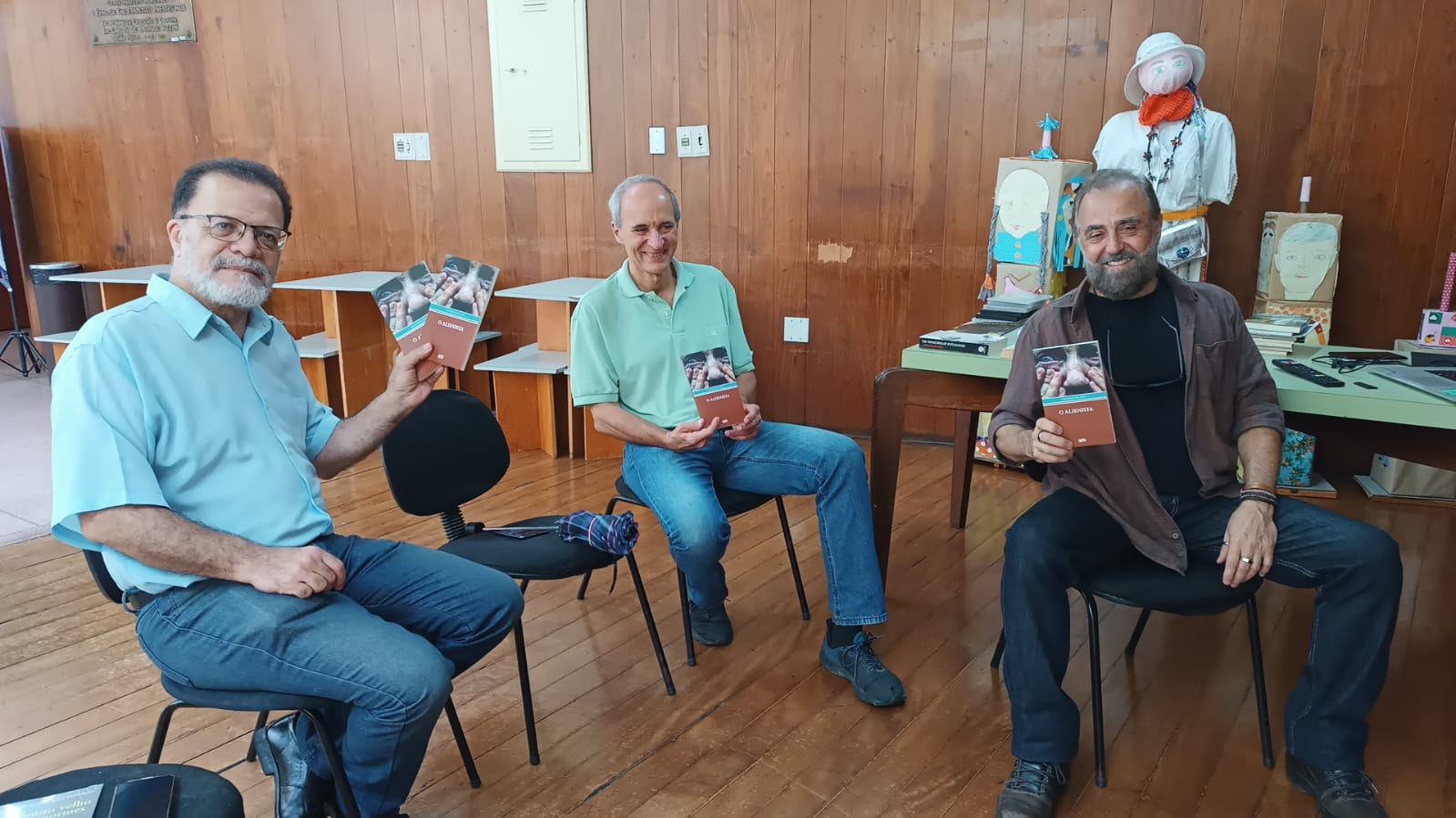 O Alienista, de Machado de Assis, com o selo do De Mão em Mão, distribuído na região da Vila Mariana. (Foto: Reprodução)