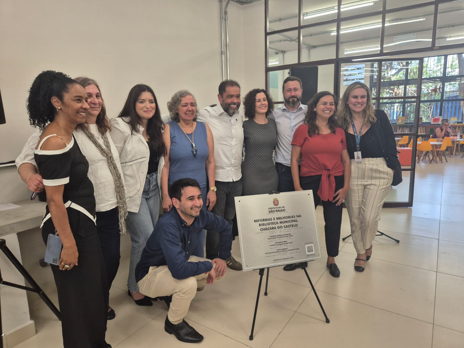 Autoridades presentes na cerimônia de descerramento da placa de reformas e melhorias da Biblioeteca Chácara do Castelo. (Foto: Reprodução)