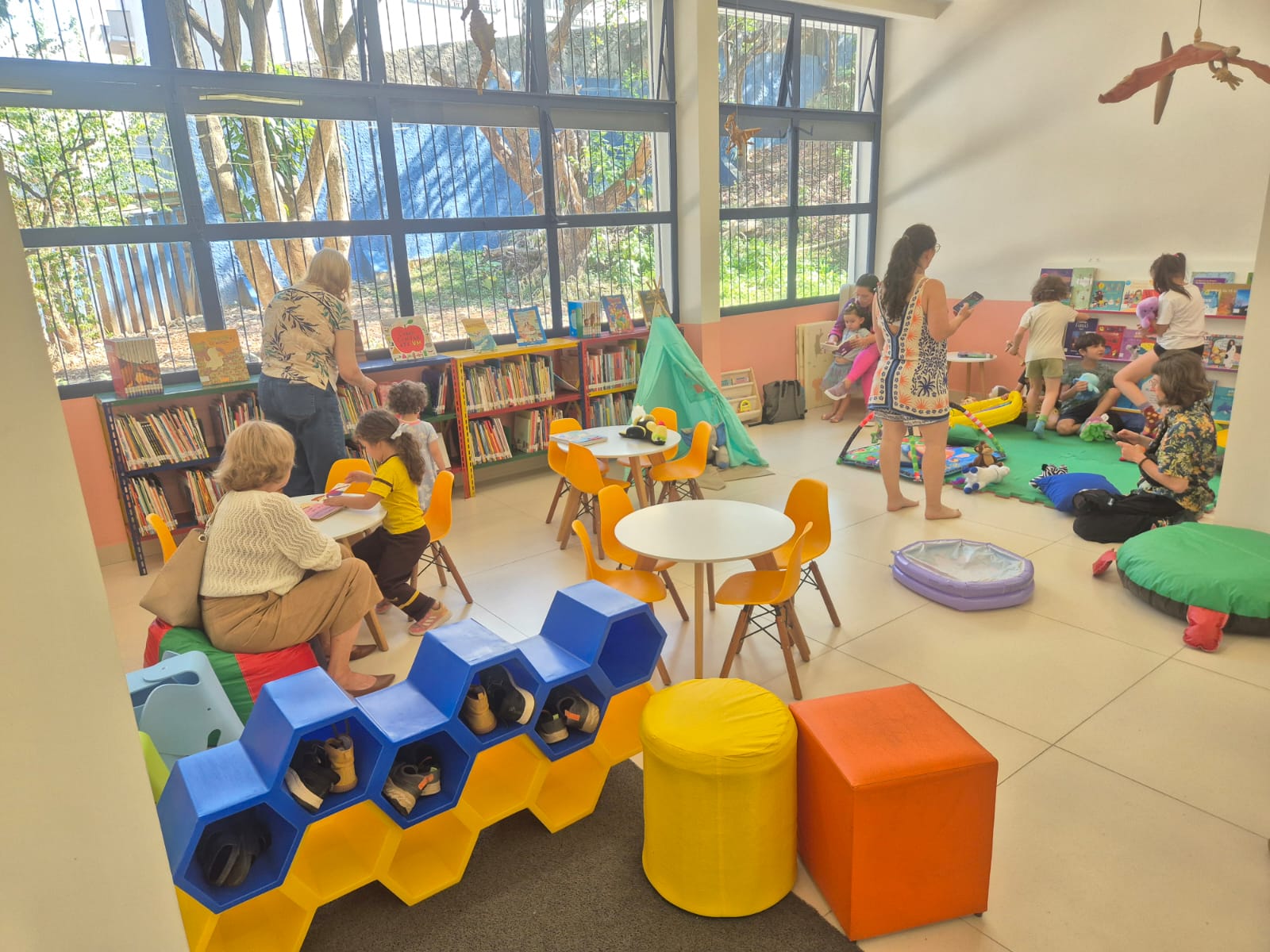 Foto de crianças brincando na sala de primeira infância da Biblioteca. (Foto: Reprodução)