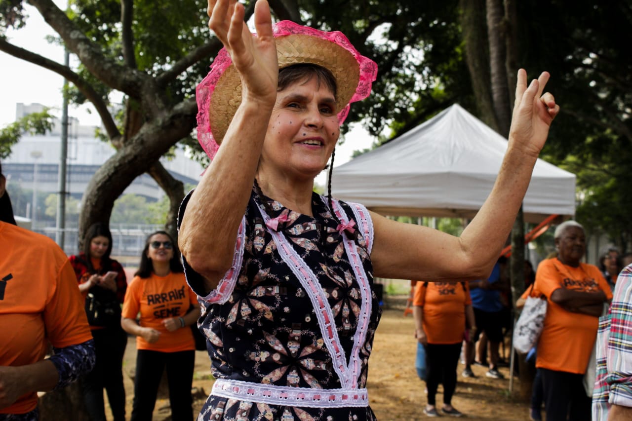 Imagem de uma senhora caracterizada para a festa junina realizada pela Secretaria Municipal de Esportes e Lazer.