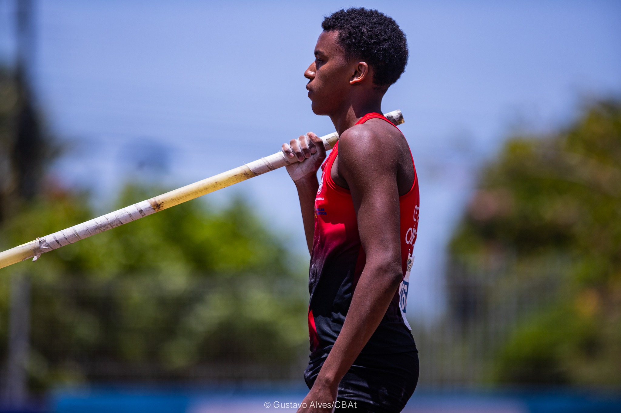 Na imagem, atleta do Centro Olímpico no Brasileiro de atletismo sub-16.