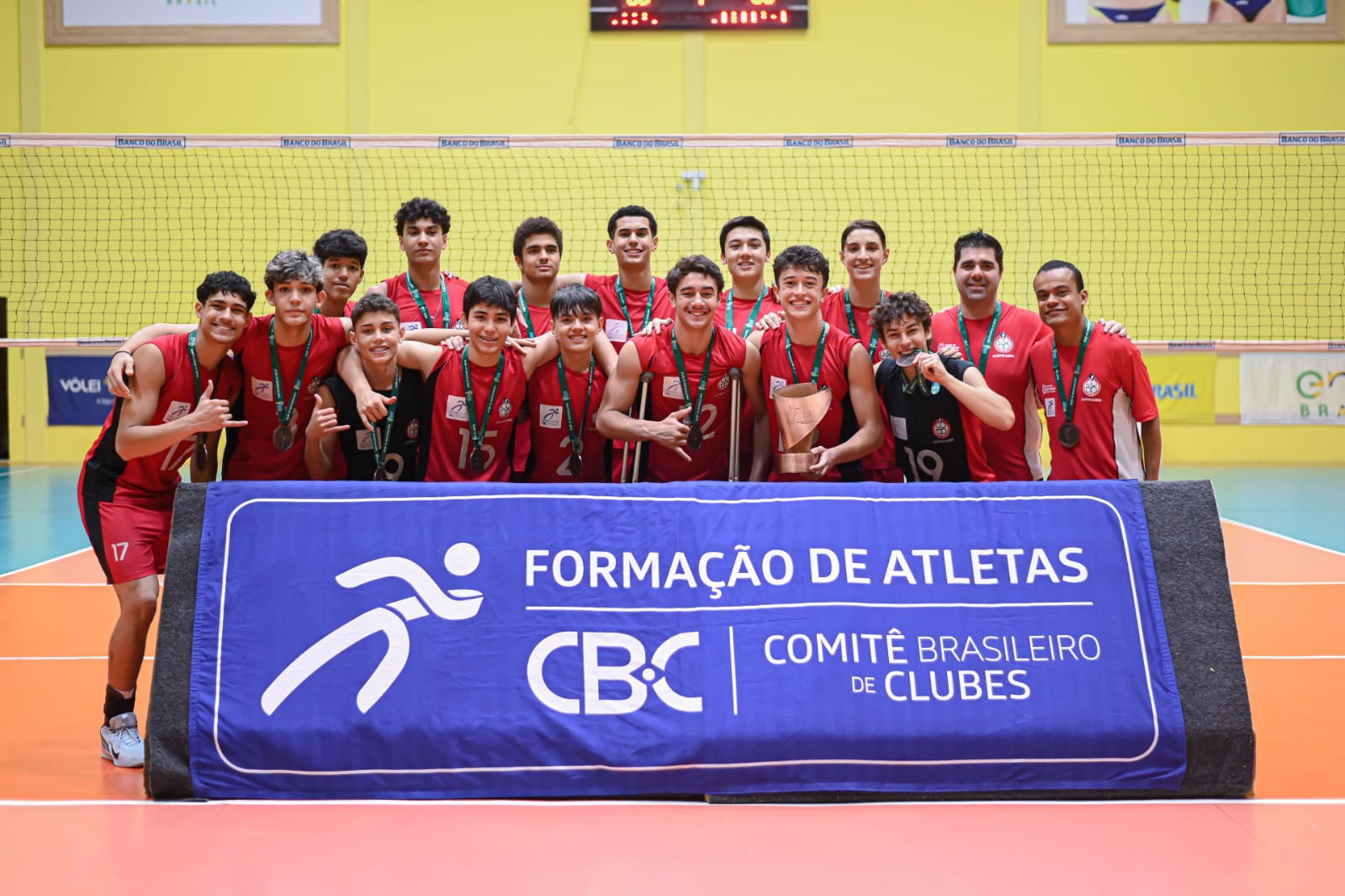 Na imagem, time do Centro Olímpico bronze na fase final do CBI de vôlei masculino sub-16.