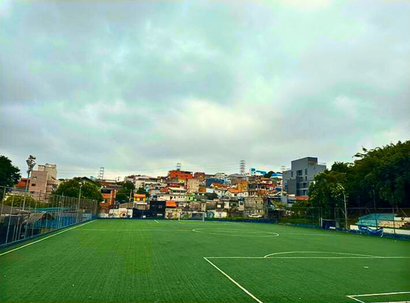 Na imagem, campo de futebol do CDC Três Alianças.