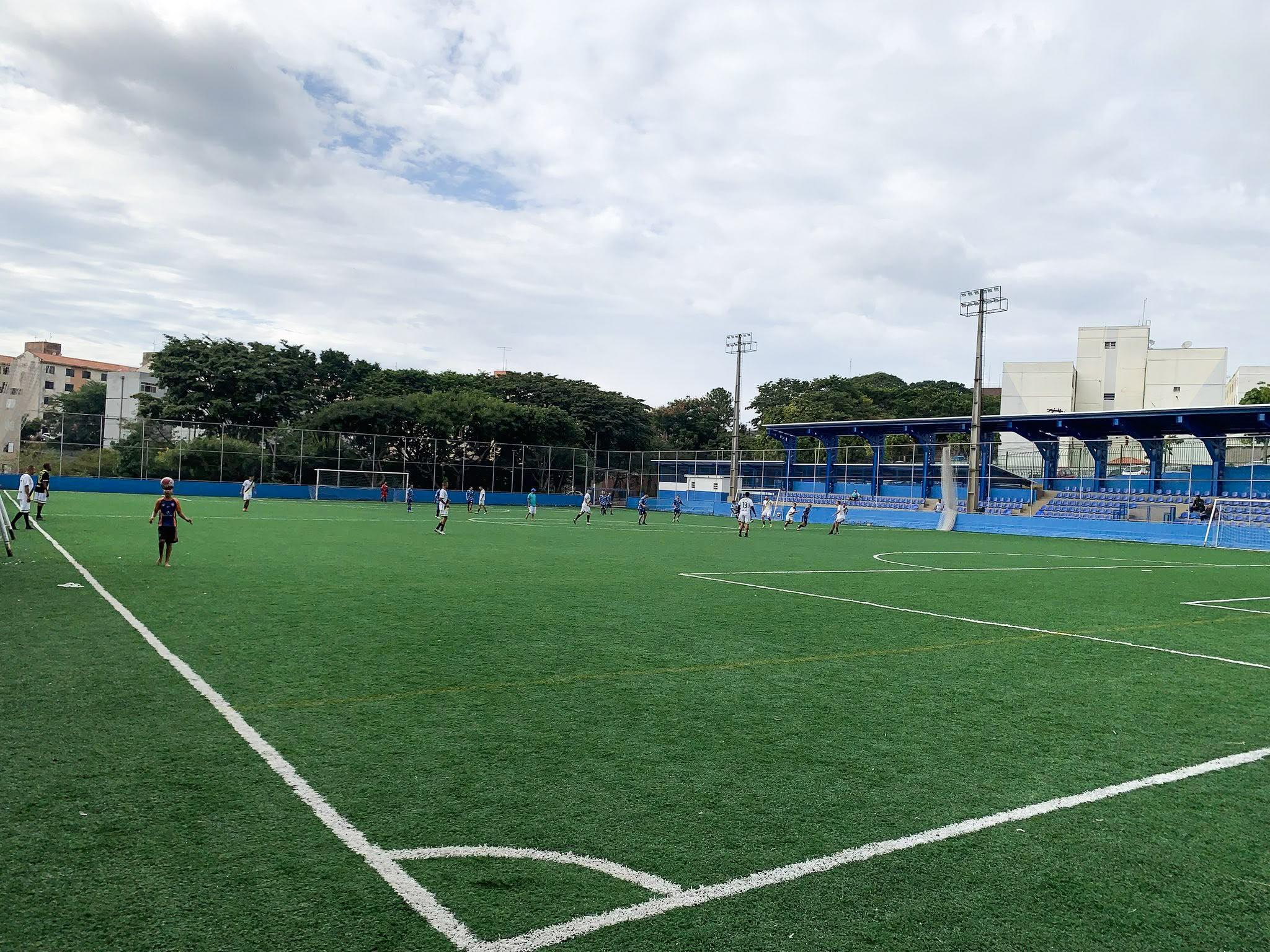 Na imagem, campo de futebol do CE José Bonifácio.