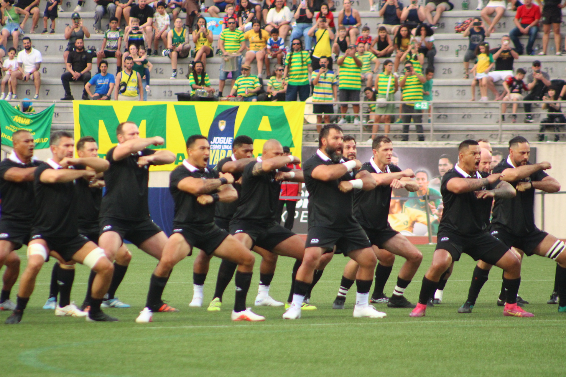 Jogadores da seleção da Nova Zelândia fazendo o "Haka", tradicional ritual pré-jogo.