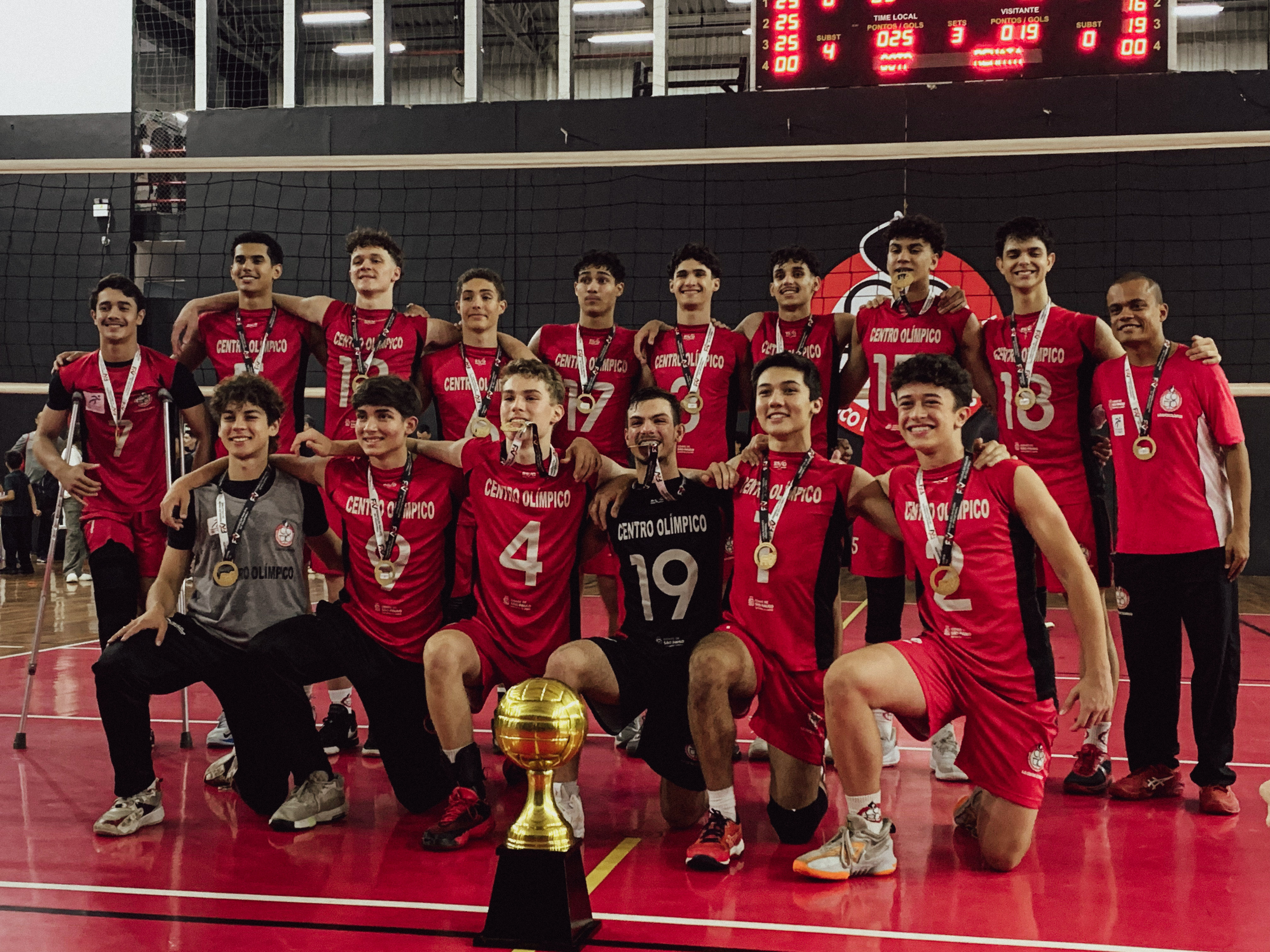Na imagem, time do Centro Olímpico campeão do paulista vôlei masculino sub-17.