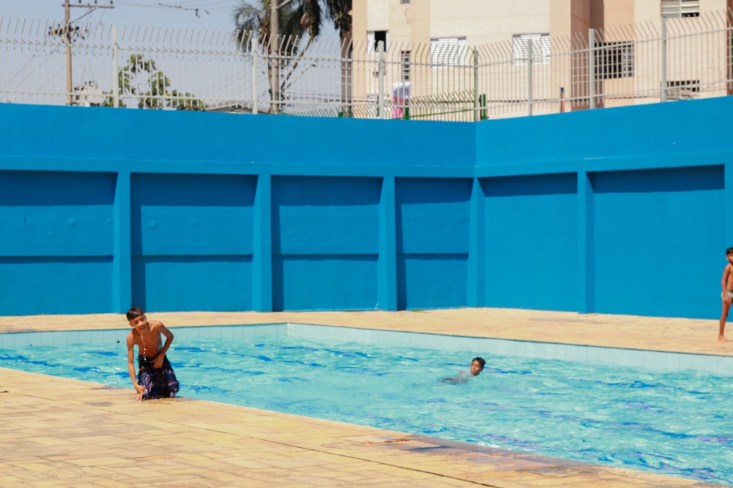 Munícipes utilizando a piscina Centro Esportivo Jardim Cabuçu
