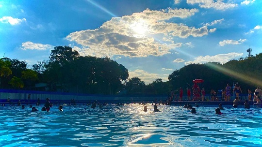 Munícipes utilizndo piscina do Centro Esportivo Lapa.