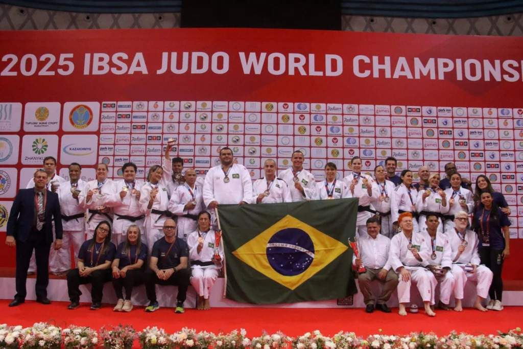 Na imagem, seleção de judô paralímpica no Mundial de 2025.
