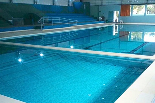 Piscina coberta Centro Esportivo Vila Carioca.