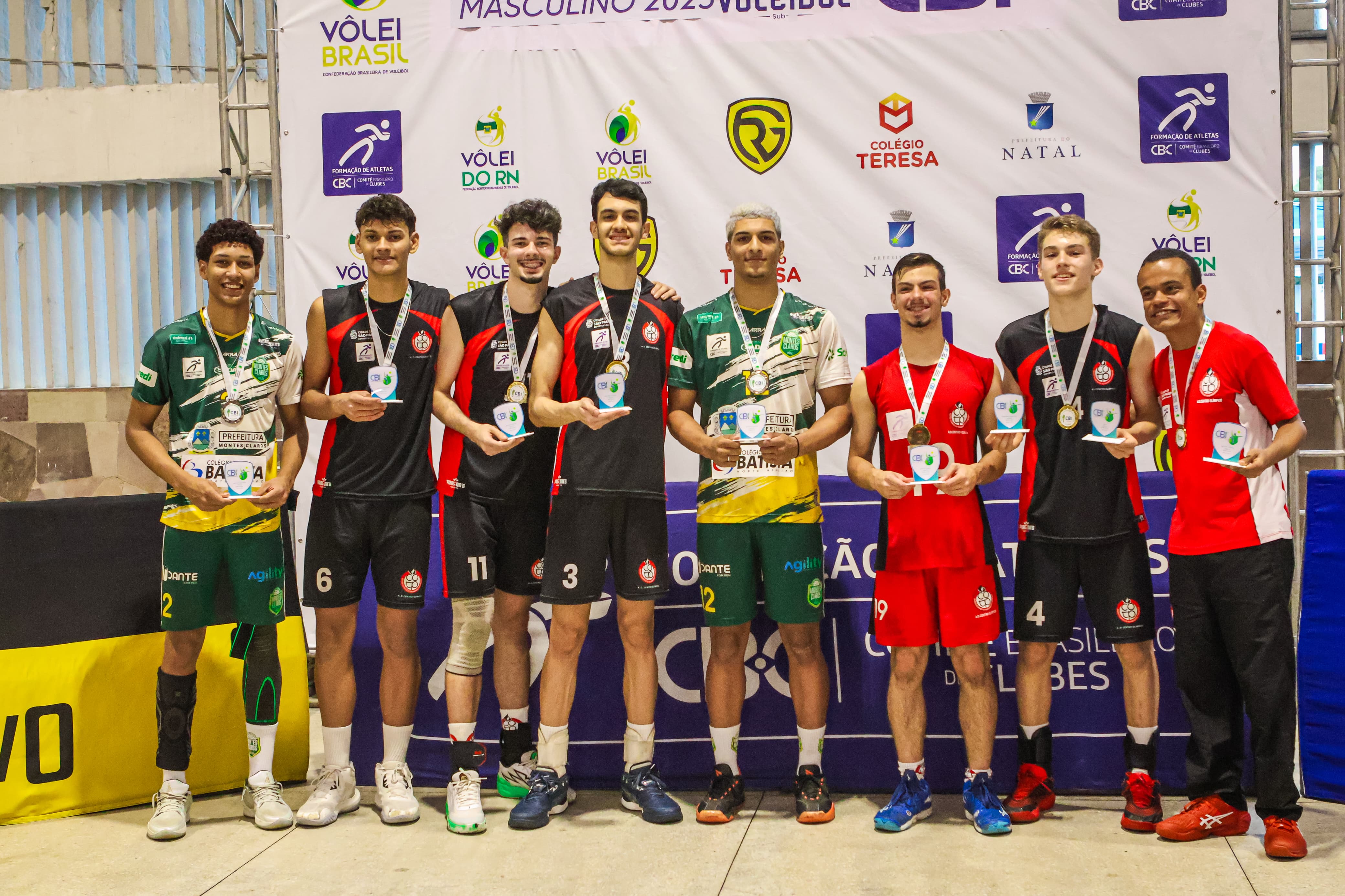 Na imagem, jogadores e técnico eleitos para a seleção do CBI.
