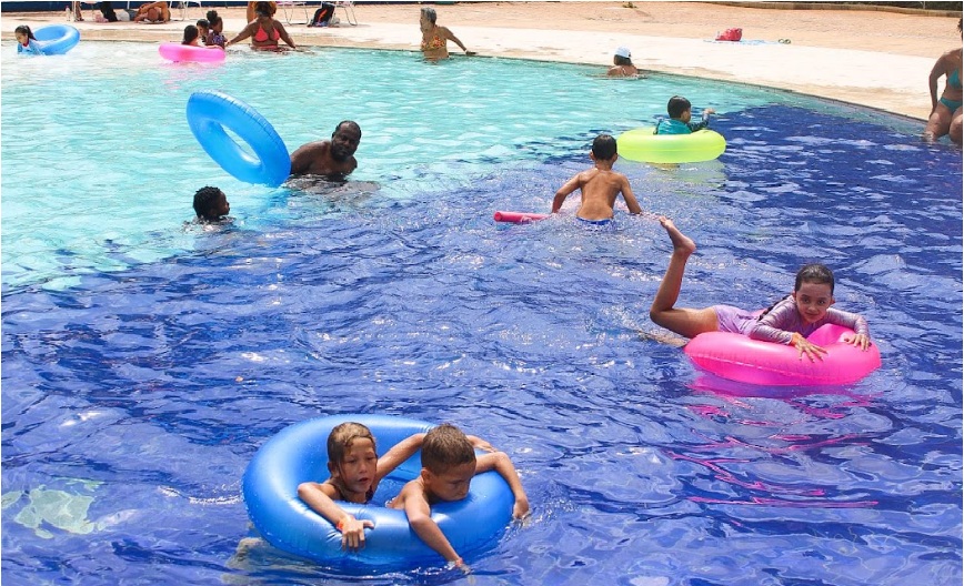 Munícipes utilizando a piscina do Centro Esportivo Vila Guarani.