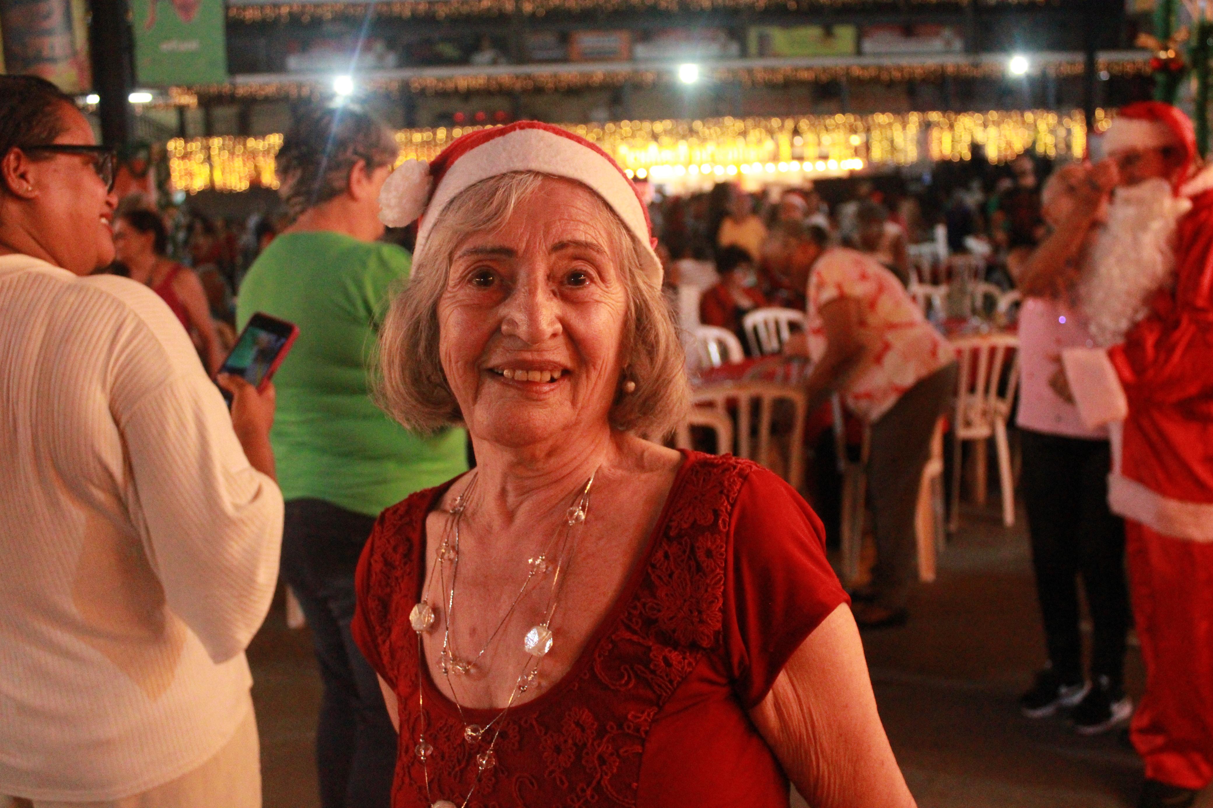 Na imagem, senhora no baile de natal do Vem Dançar.