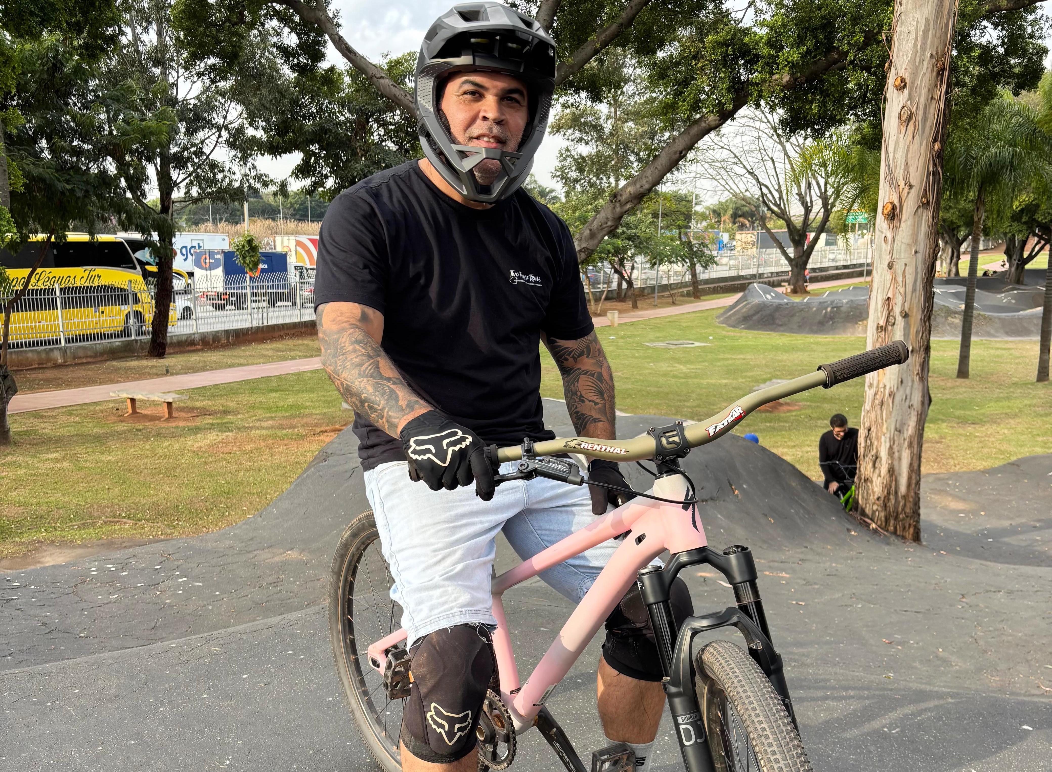 Na imagem, munícipe andando de bicicleta.
