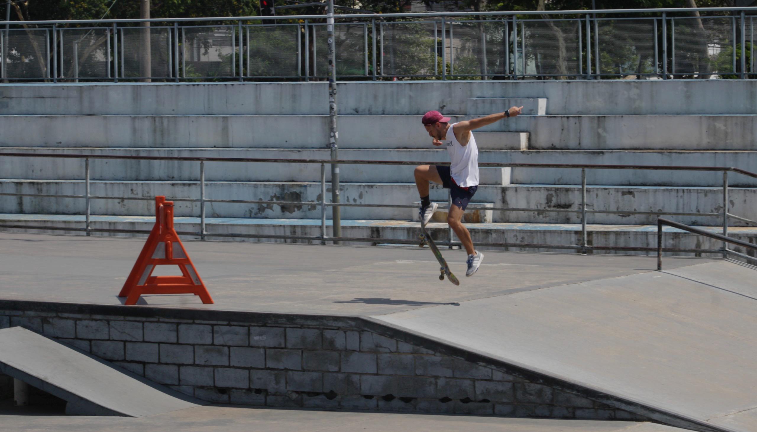 Na imagem, munícipe andando de skate.