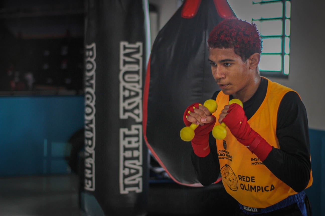 Na imagem, atleta Pedro Barbosa em treino de boxe do Rede Olímpica.