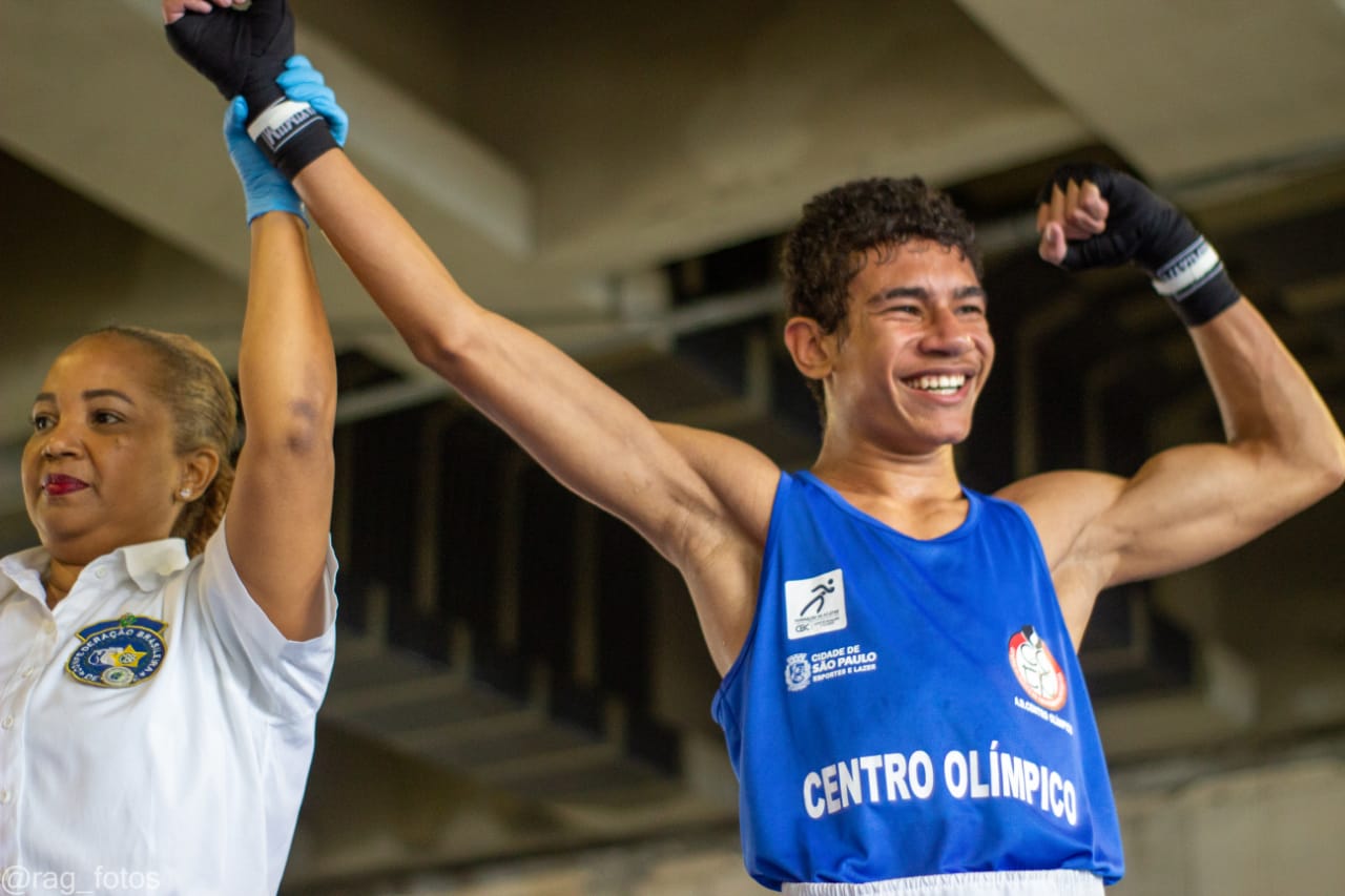 Na imagem, atleta Pedro Barbosa em luta no Centro Olímpico.